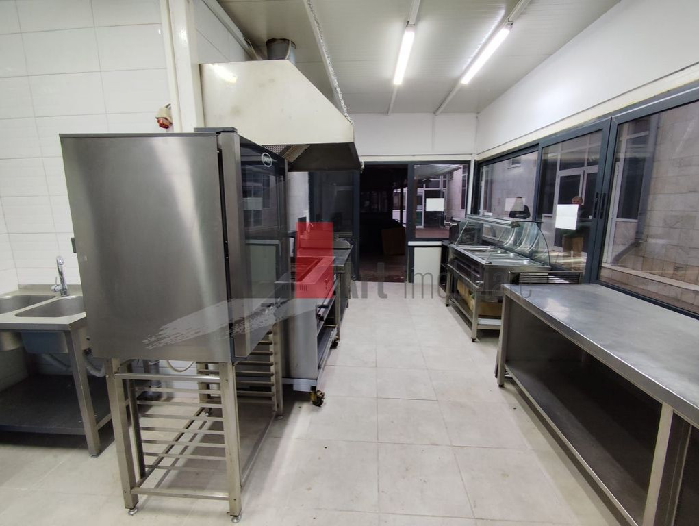 Spatiu comercial de inchiriat + terasa pretabil Horeca/ z...