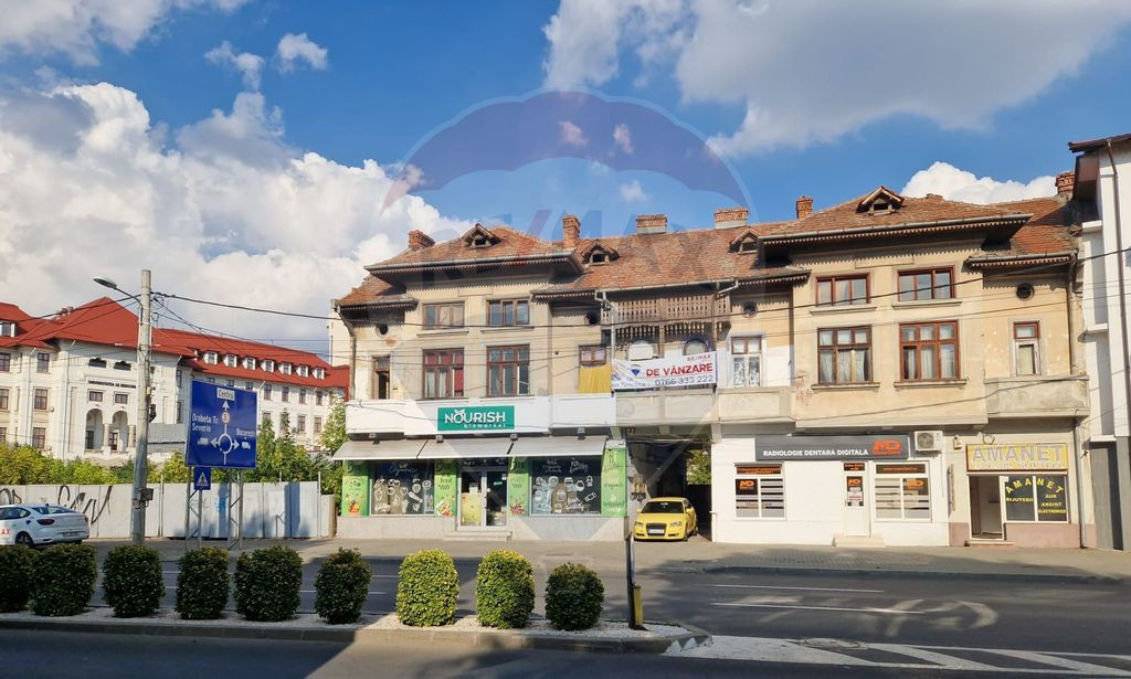 Casă / Vilă cu 10 camere de vânzare în zona 1 Mai