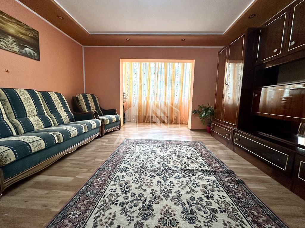 Apartament 3 camere, decomandat, etaj 2, zona Sagului