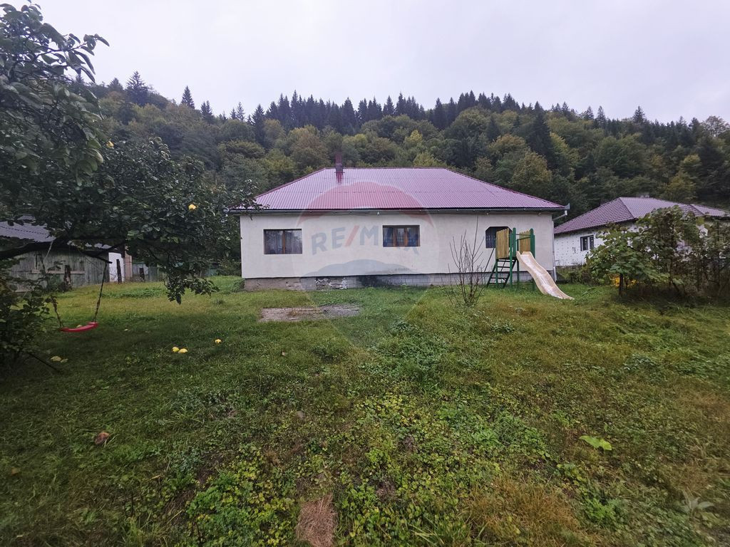 Casă / Vilă cu 4 camere de vânzare Tarcau