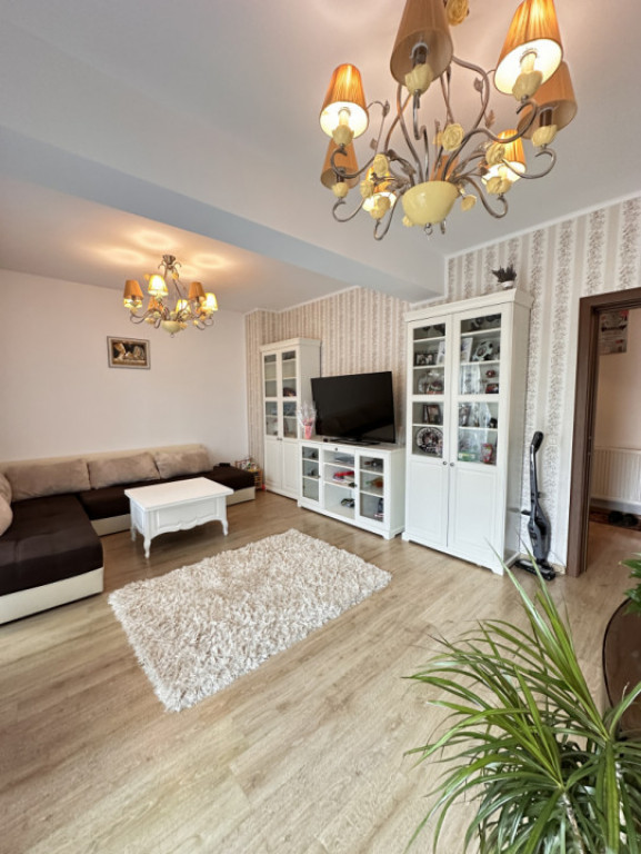 Apartament decomandat 3 camere-curte+loc de parcare subteran