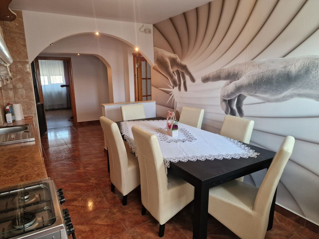 Apartament cu 3 camere de vânzare în zona Stefan cel Mare