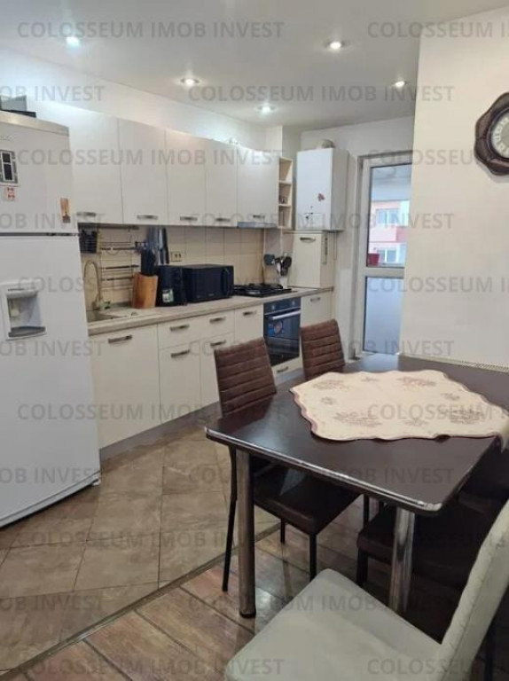 Apartament 3 camere, decomandat - zona Noua-Calea Bucuresti.