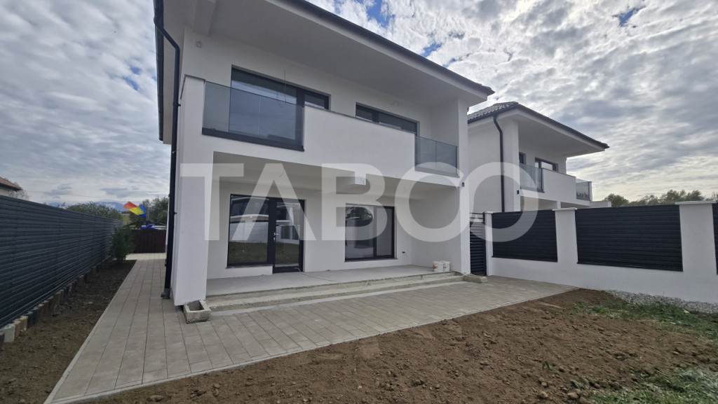 Duplex de vanzare 380mp teren liber 4 camere 2 parcari Selim