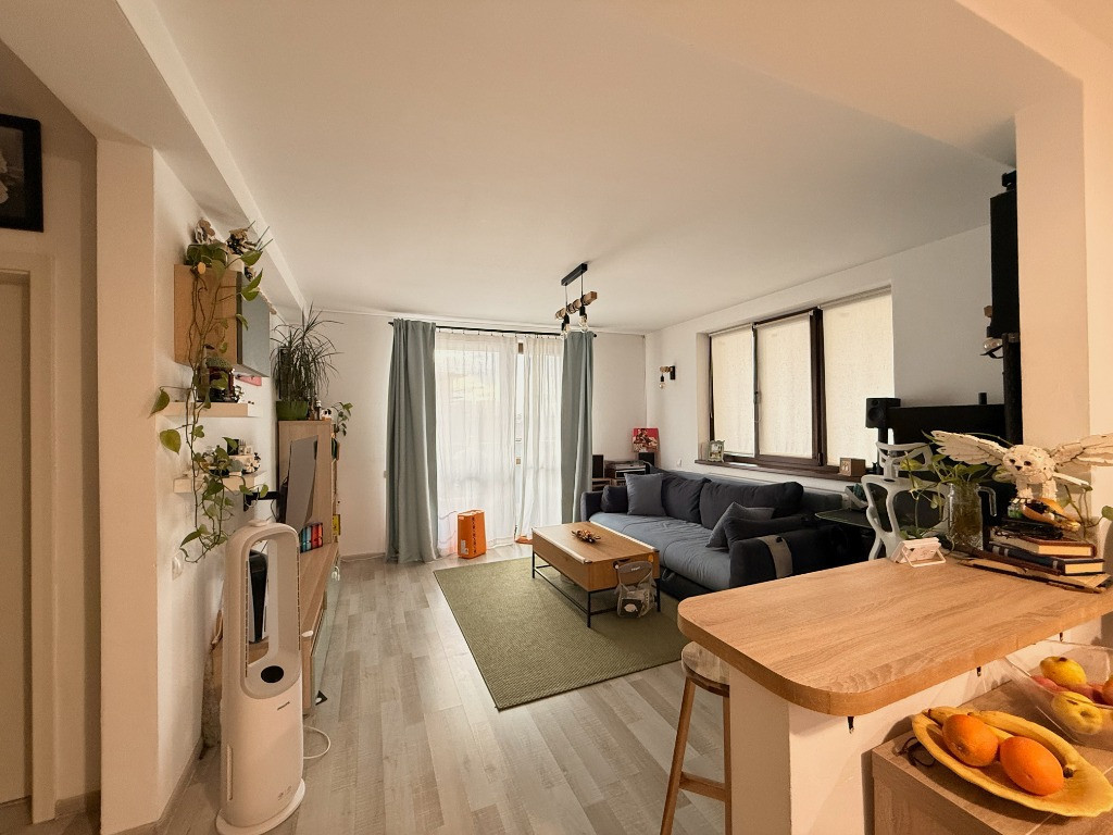 Proprietar, apartament cu 2 camere, curte si loc de parcare, central