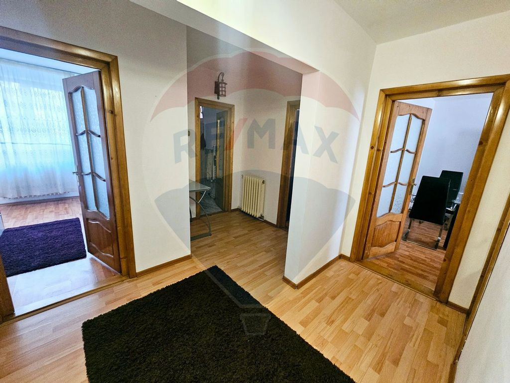 Apartament cu 3 camere de închiriat în zona Precista