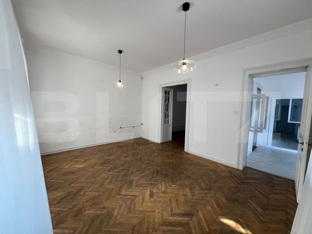 Spatiu comercial 4 camere, 130 mp, zona Piata Mare