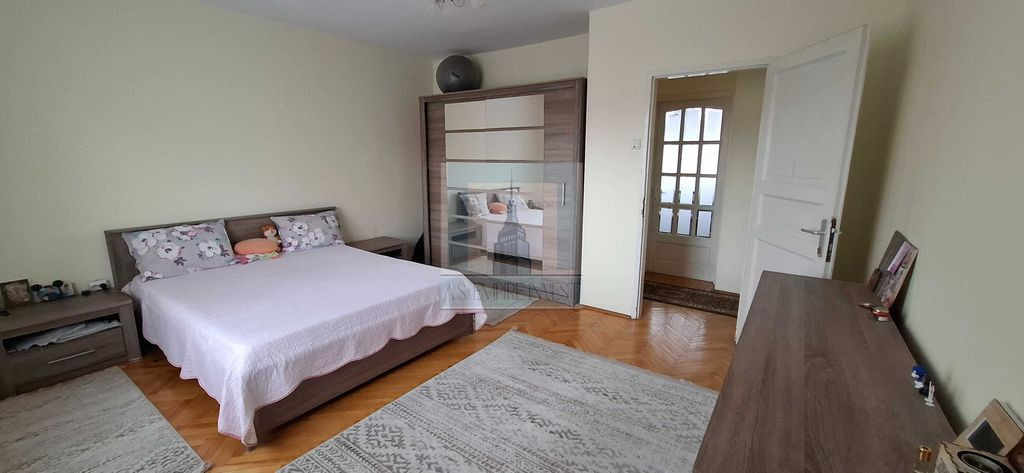 Apartament 3 camere in casa/vila, et. 1-zona Piata de Mie...