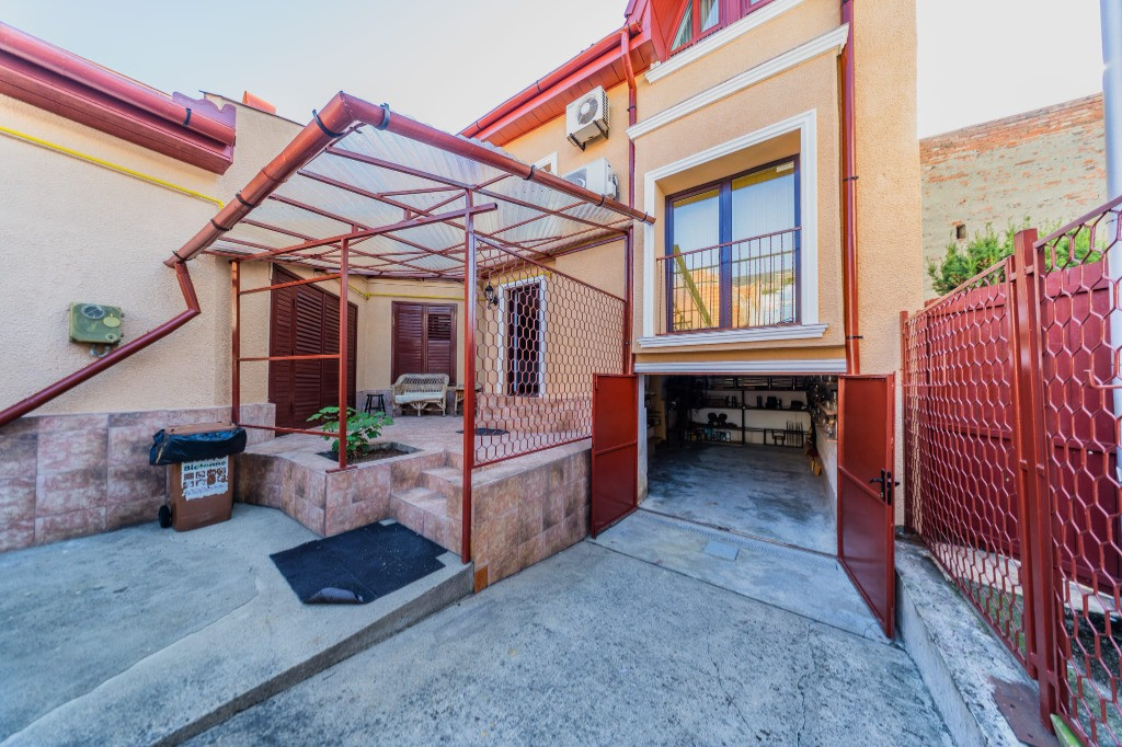 Vilă impunătoare cu arhitectură elvetiană pe 3 nivele - proprietar