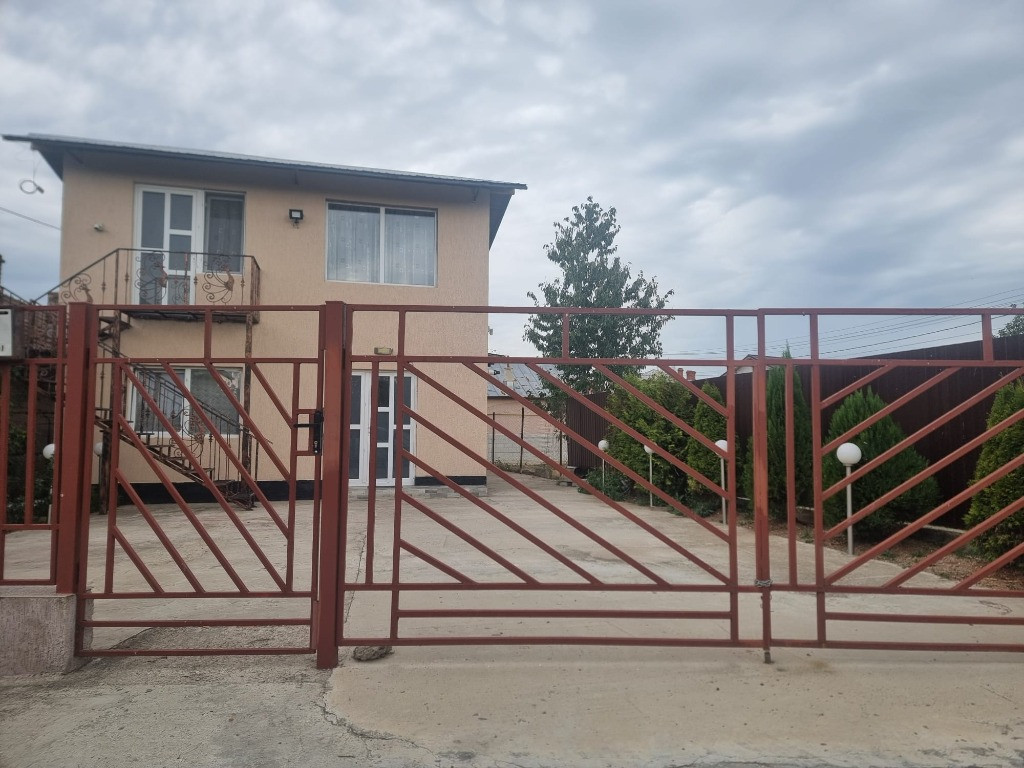 Inchiriere casa pentru spatiu comercial sat Cazaci, Nucet.