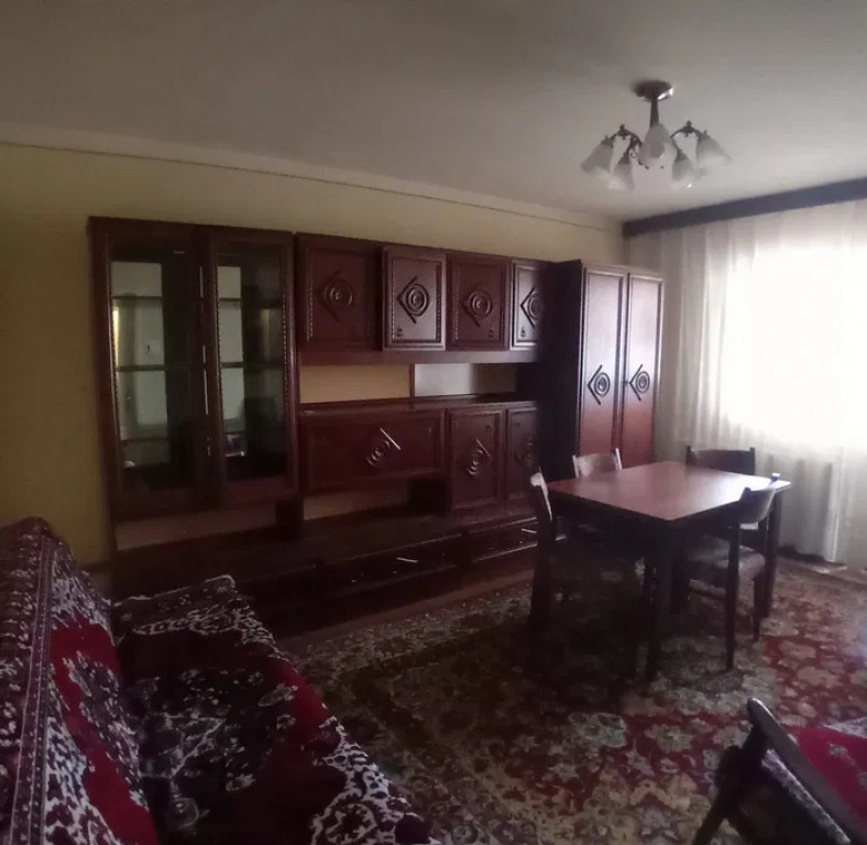 Apartament de 3 camere-Tractorul 9 Cu centrala )