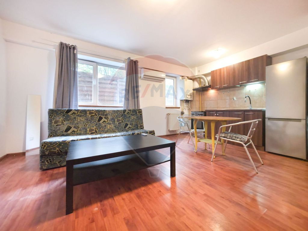 Apartament cu 2 camere de închiriat,– Demisol înalt, ...