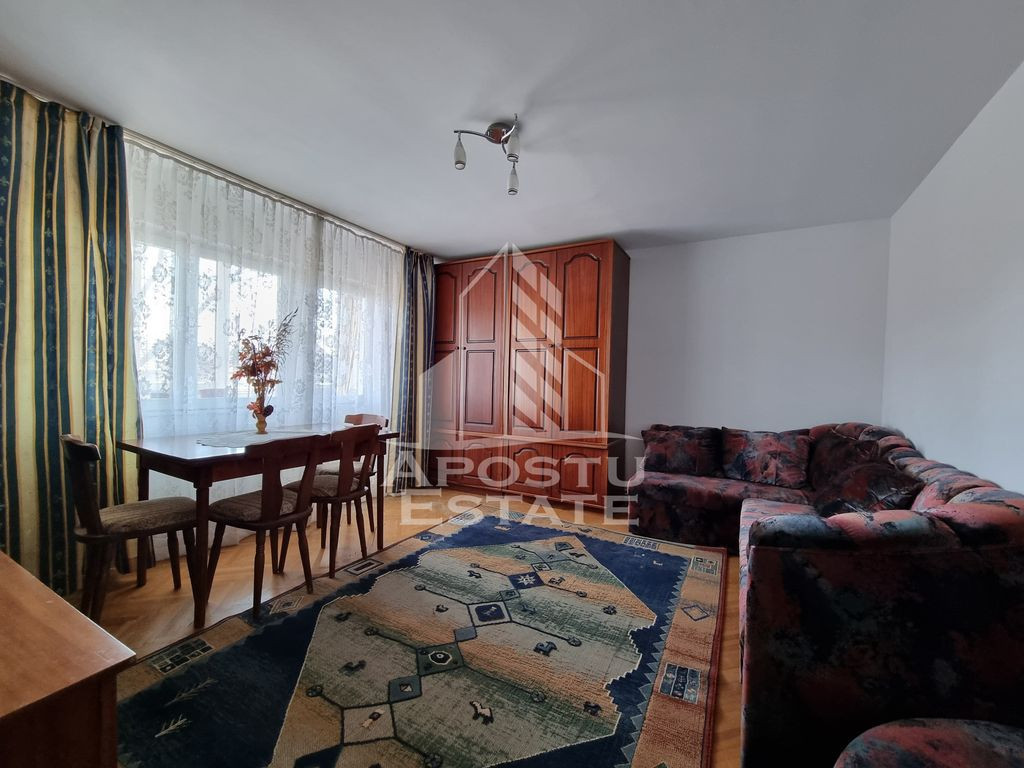 Apartament cu 3 camere decomandat, etaj intermediar, Cale...