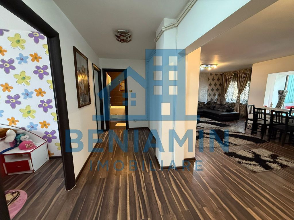 Apartament cu 4 camere de vânzare în zona Central
