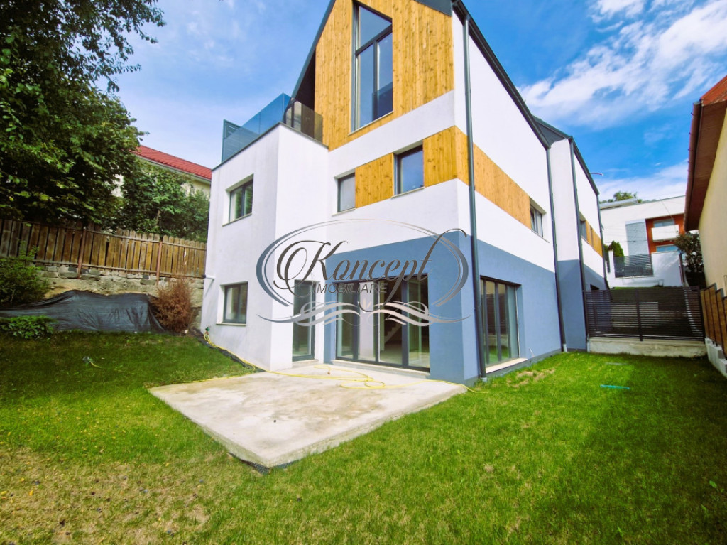 Casa de tip duplex la cheie pe strada Campului