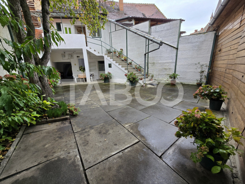 Casa individuala de vanzare curte proprie pivnita Orasul de