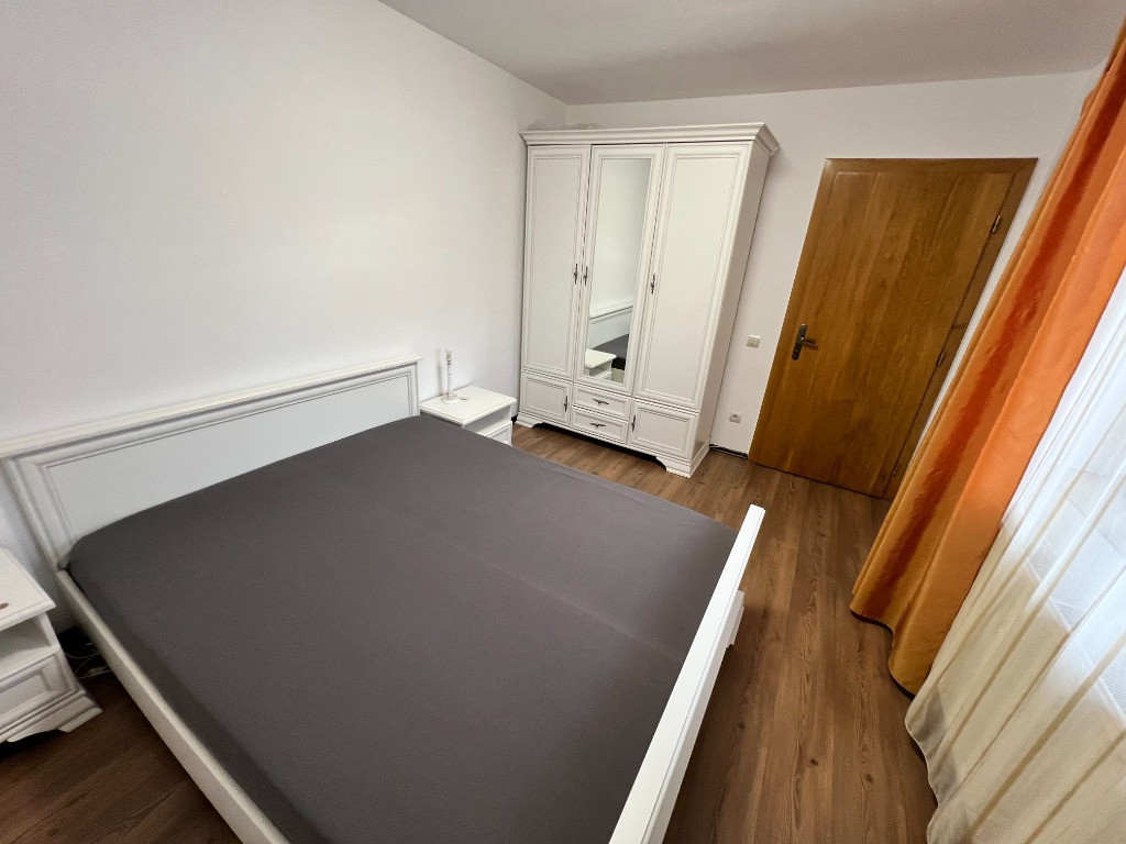 Apartament 2 camere,renovat,cu garaj si terasa,zona Calea Poplacii