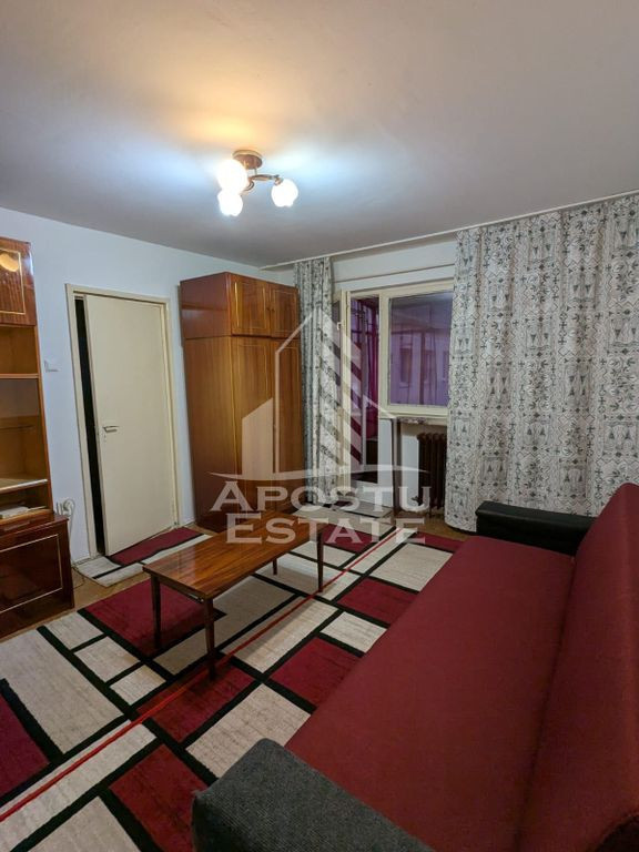 Apartament cu 3 camere, etaj intermediar, zona Sagului
