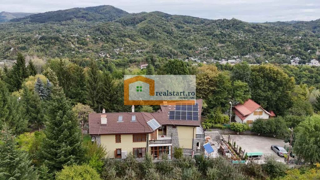 Vedere padure, panouri solare si fotovoltaice, pompa de c...