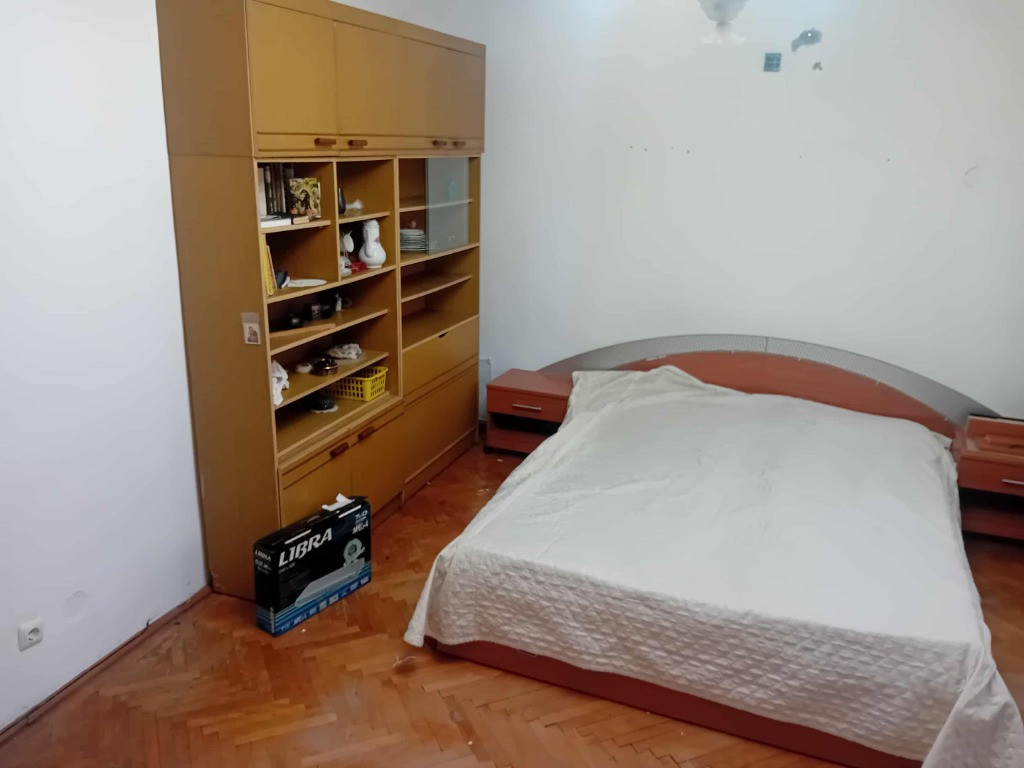 Ap o camera Biserica Catolica centru parter inalt 40mp balcon centrala