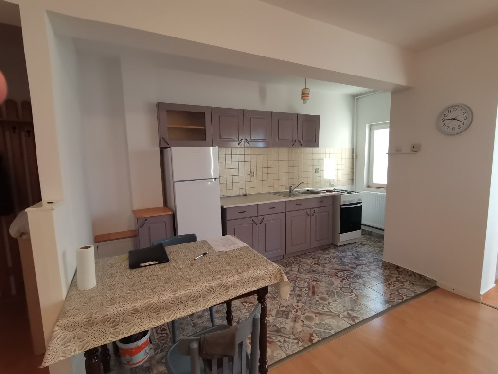 INCHIRIEZ apartament 2 camere ,constructie noua, zona Strand II