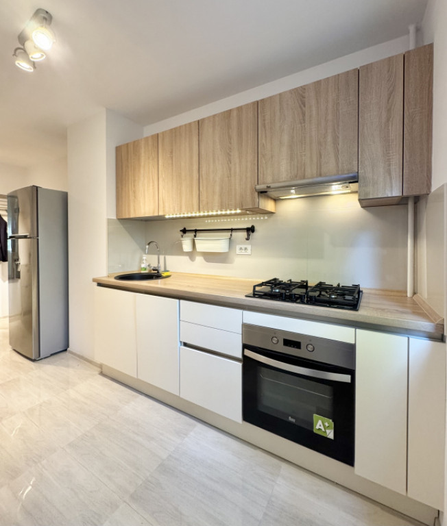 Apartament renovat cu 4 camere Metrou Lujerului