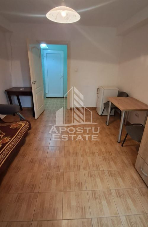 Garsoniera mare, aproape de noul UVT, zona Modern