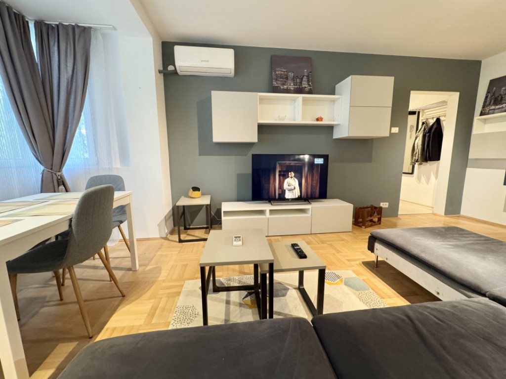 Apartament renovat cu 4 camere Metrou Lujerului