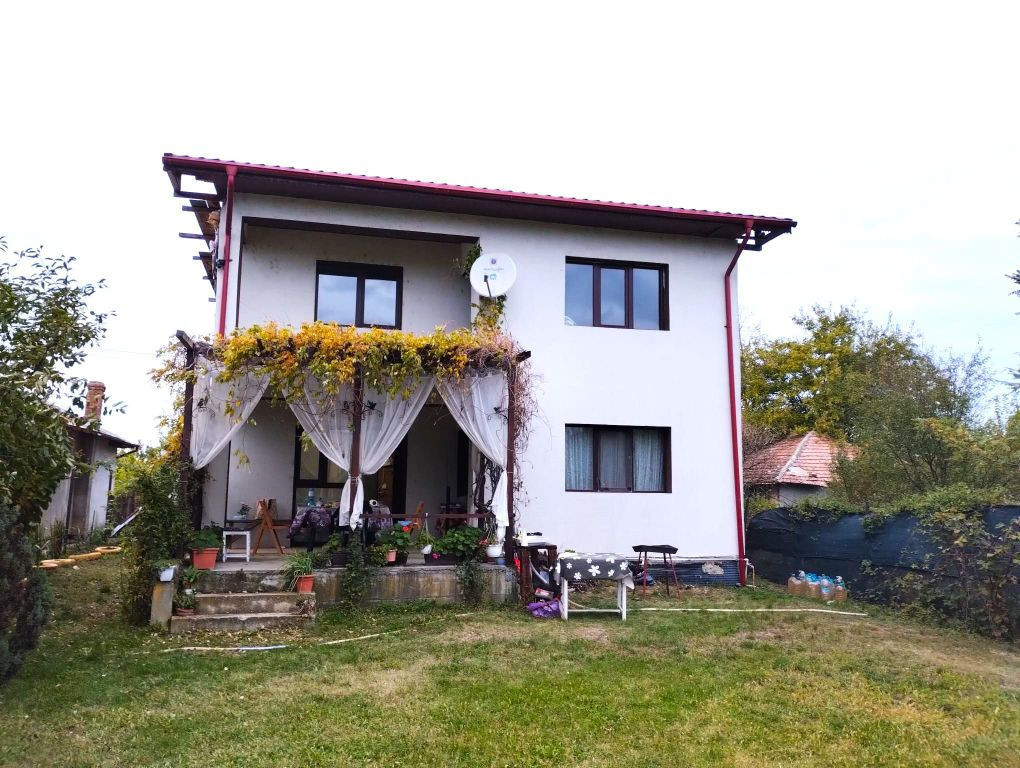 Vilă individuală 6 camere, teren 903 mp !