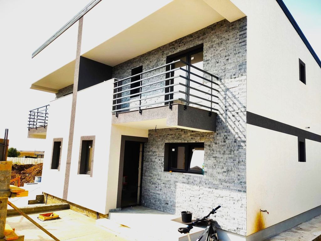 Confort, stil și liniște – vilă duplex modernă în ...