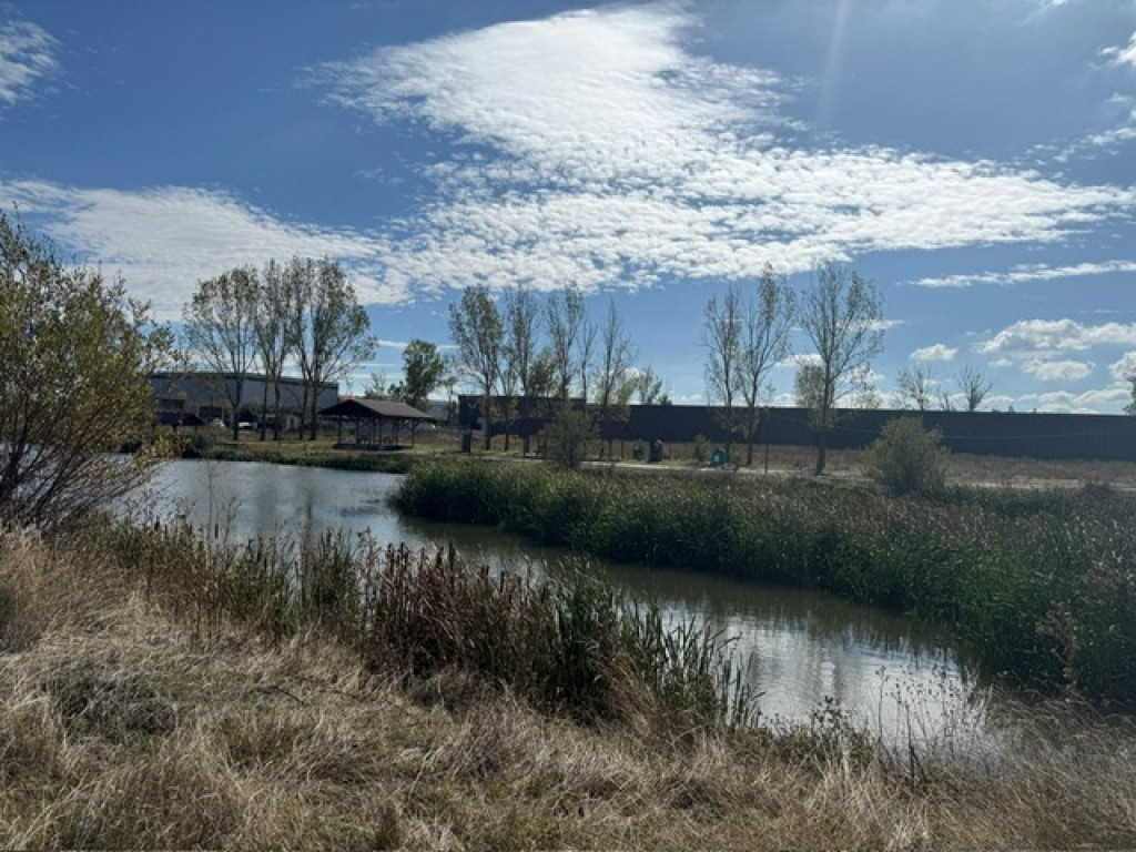 TEREN intravilan 570 mp langa lac PIELESTI