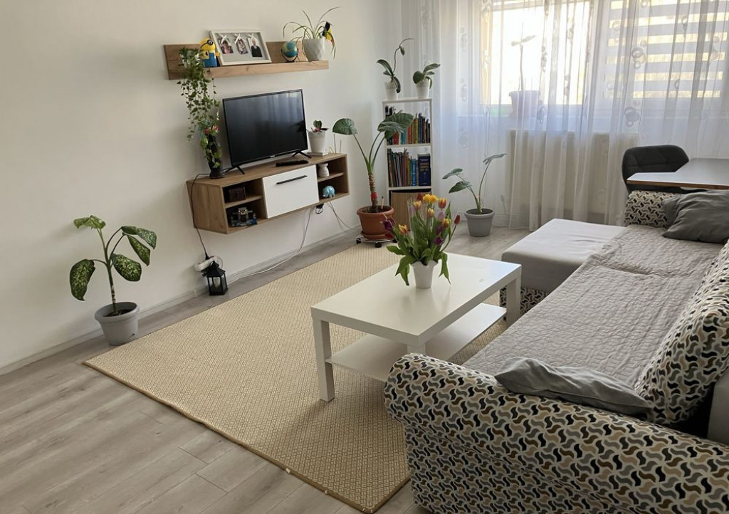 Apartament de 3 camere ( Boxa )-Florilor-Craiter