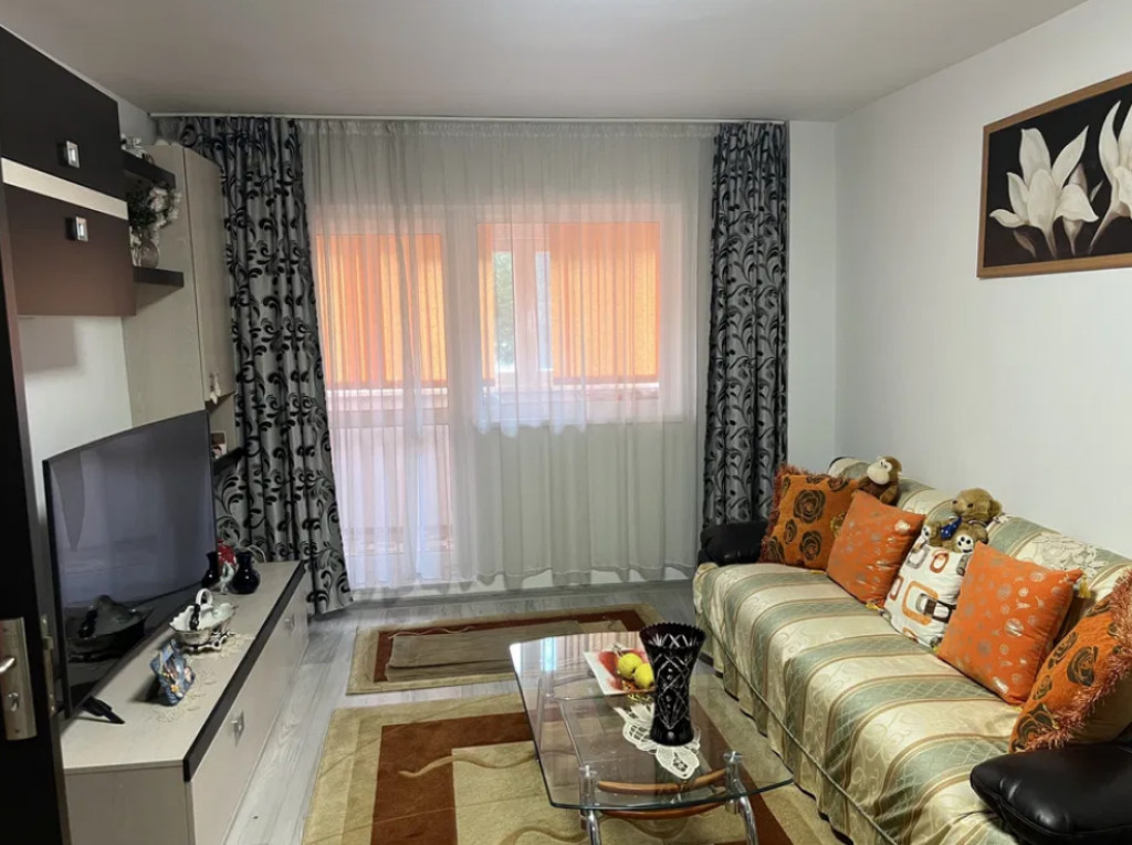 Apartament 2 camere, decomandat - zona Centru Civic