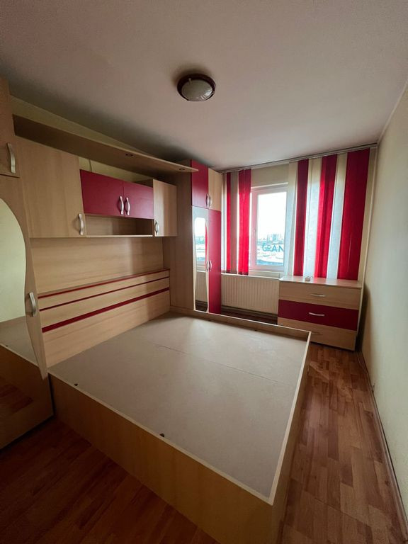 Decomandat renovat mobilat Sector 4 Carrefour Grand Arena