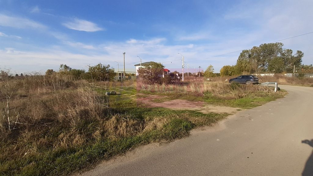 Teren la Asfalt cu utilități alături (Curent & Gaz) l?...