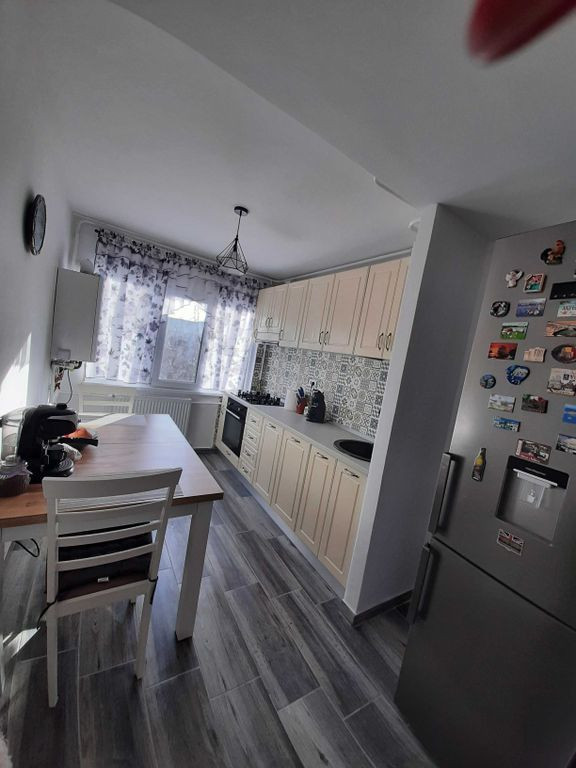 Apartament 4 camere renovat complet – Micro 16, Galați...