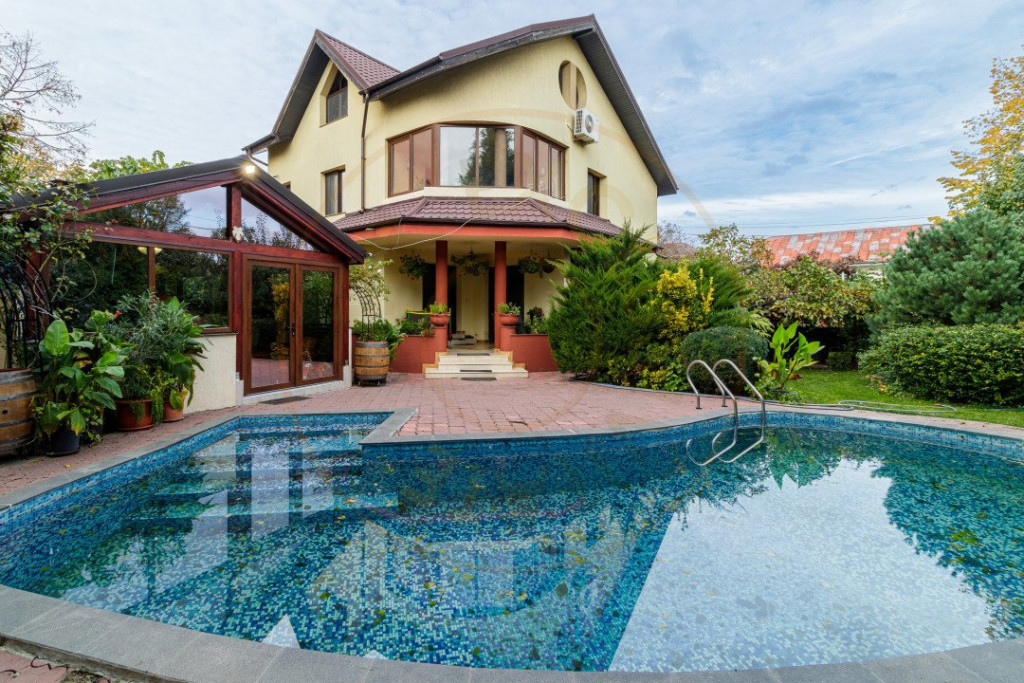 Vilă individuală cu piscină, garaj dublu • teren 766 m