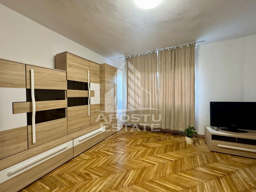 Apartament cu 3 camere, 2 bai, etaj intermediar, Aradului
