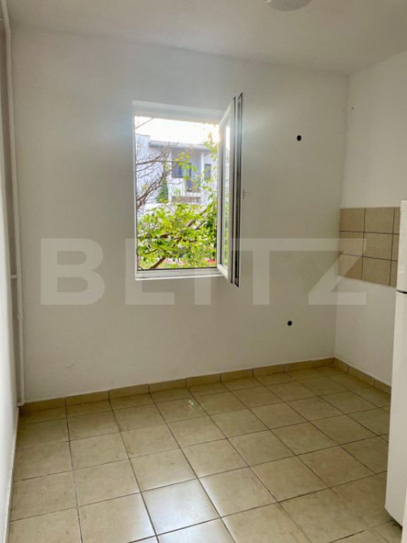 Vand garsoniera, aproape de Spitalul Judetean si UMF