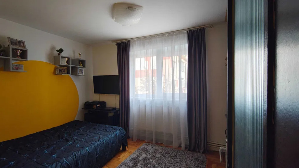 Apartament cu 2 Camere Semidecomandate - etaj 3 - Zona Zamca