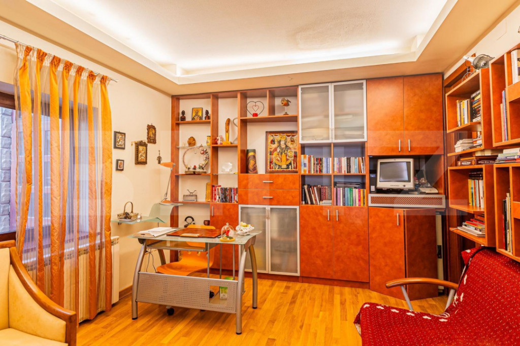 Apartament cu 3 camere și 3 băi în vilă, zona Schei