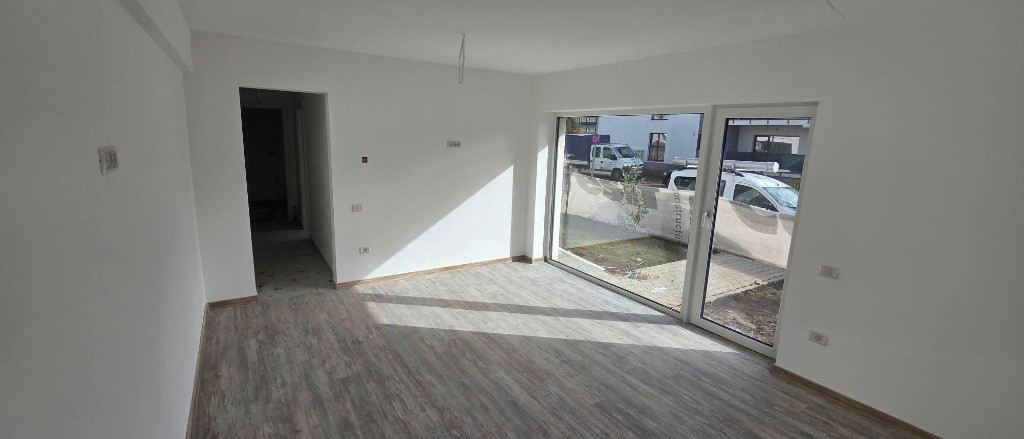 Garsoniera decomandat - zona Tractorul