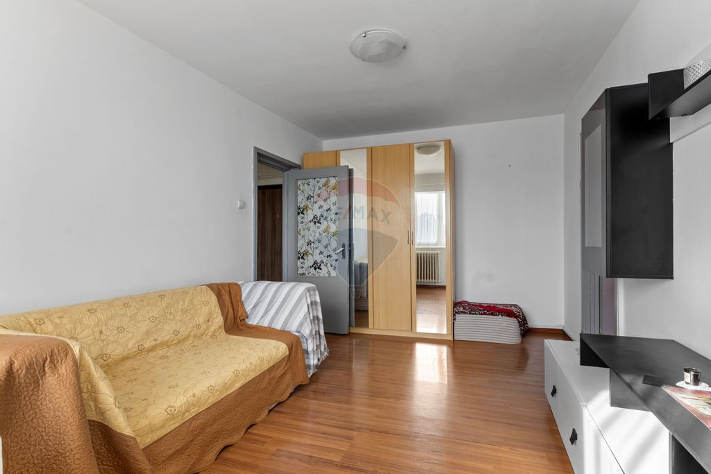 Apartament cu 3 camere de inchiriat- zona Vlaicu