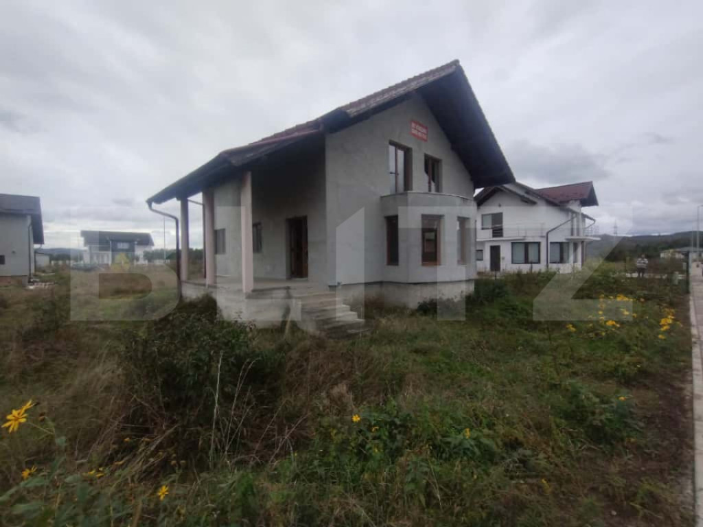 Casa de 140 mp, pe 2 nivele, 4 camere, oras Beclean
