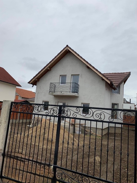 Casă la gri Sanmartin, Bihor, cartierul Lotus