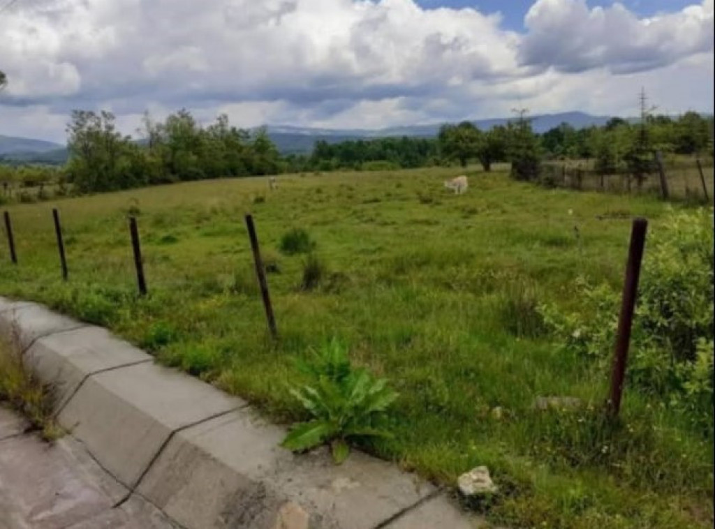 Teren 5000 mp, cu utilități, în comuna Crasna