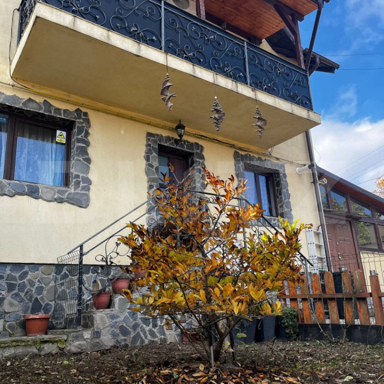 Casa Horpaz, 130 mp totali, terasa, la strada asfalata