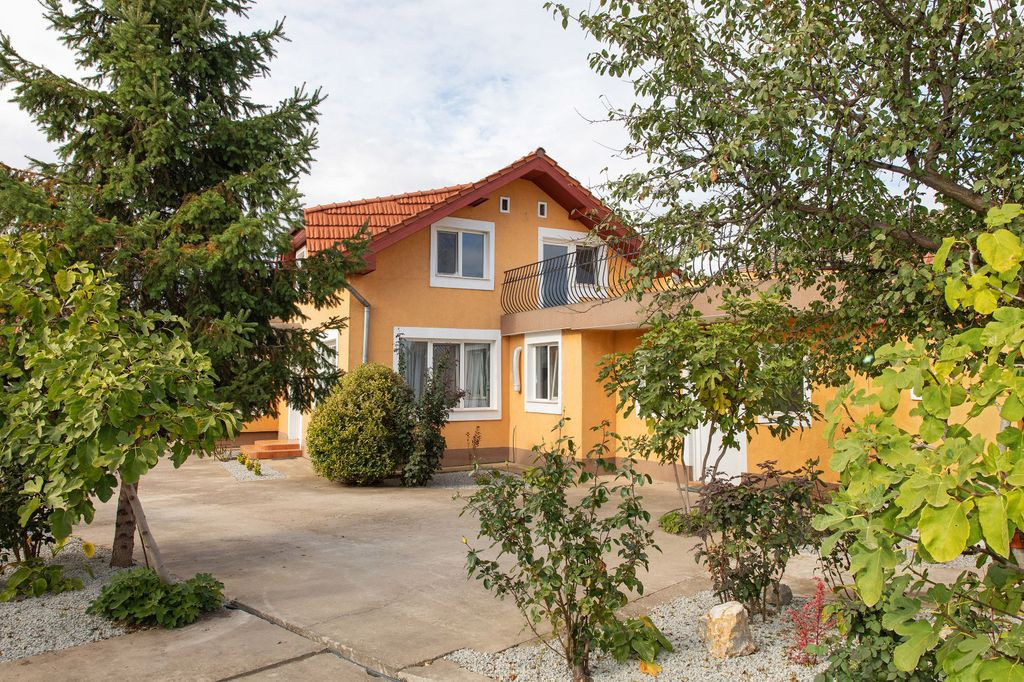 Vilă P+M, Santandrei, 4 dormitoare. 287 000 E (neg). Com...