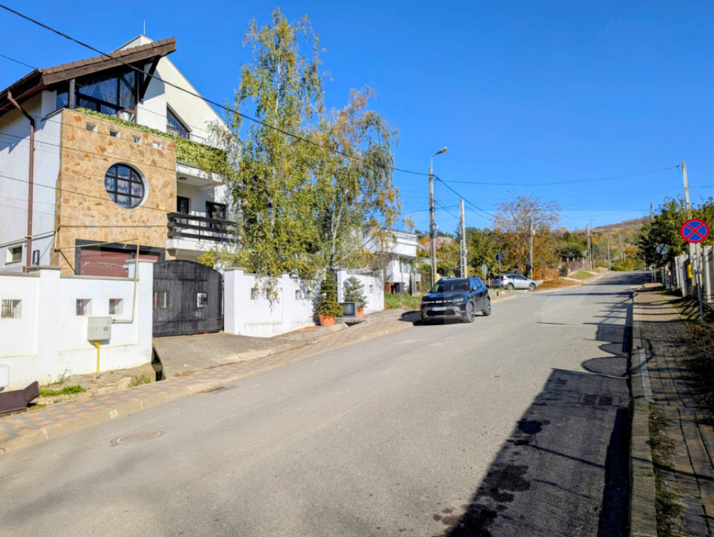 Resedintă de lux în Bucium cu teren generos – finisaje p