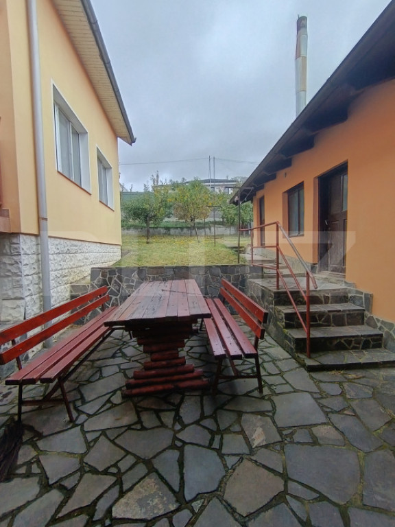 Casă de vanzare, cu 5 camere și un teren de 600 mp, zona u